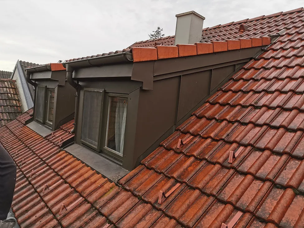 Dachdecker bei der Arbeit